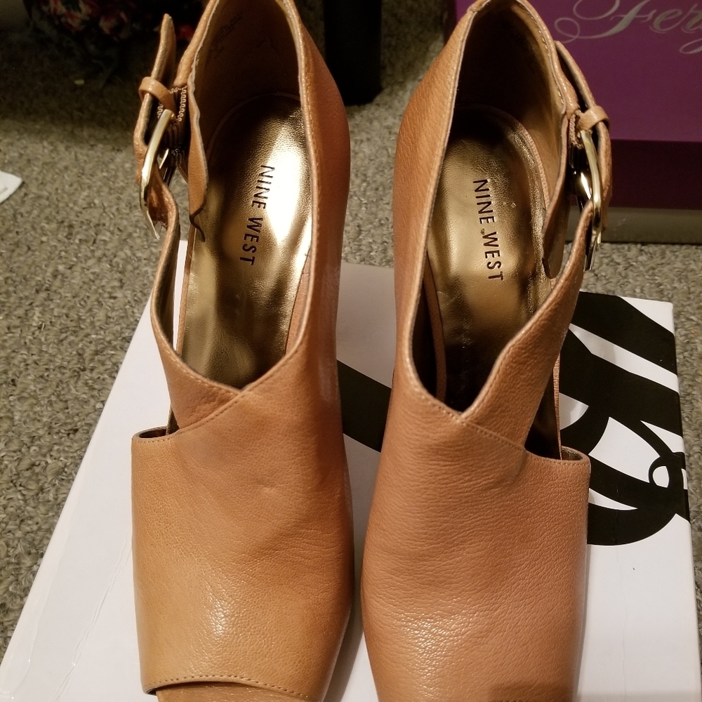 New never worn Gorgeous Nine West Pumps size 10